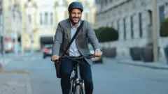 Hombre andando en bicicleta