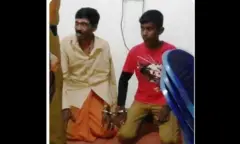 මගේ දරුවටයි පුසාරිටයි මාංචු දාලා බිම දණ ගස්සලා තියලා තියෙන්නේ පොලිසිය අත් අඩංගුවට ගත්ත අයට සලකන්නේ මෙහෙමද? 