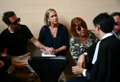 Gisèle Pelicot fala com um de seus advogados, ao lado de sua filha Caroline Darian (esq.) e seus filhos Florian Pelicot (esq.) e David Pelicot (dir.), no tribunal em Avignon (França), durante o julgamento do seu marido, acusado de drogá-la por cerca de 10 anos, convidando estranhos para estuprá-la em casa, na pequena cidade de Mazan, no sul da França, em 2 de setembro de 2024