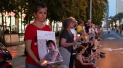 Mayan Eliahu Ifhar segurando cartaz em protesto em Israel