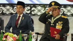 Presiden Joko Widodo (tengah) didampingi Menteri Pertahanan Prabowo Subianto (kanan) dan Panglima TNI Jenderal TNI Agus Subianto (kiri) usai menyematkan pangkat Jenderal TNI Kehormatan dalam Rapat Pimpinan (Rapim) TNI dan Polri Tahun 2024 di Mabes TNI, Jakarta, Rabu (28/2/2024).