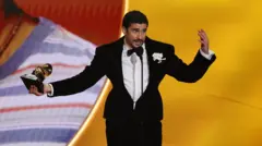 باد باني يستلم جائزة غرامي في لوس أنجلوس، كاليفورنيا، الولايات المتحدة، في 1 فبراير/شباط 2026