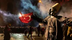戴著防毒面罩的土耳其示威者與警察對峙。