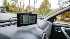 مردی در حال رانندگی با یک خودروی داچیا (گروه رنو) ساندرو به همراه اپلیکیشن ناوبری GPS نویتل نویگیتور روی تبلت نویتل T757 4G خود در گدانسک، لهستان در ۱۷ اکتبر ۲۰۱۹ دیده می‌شود.