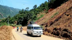 सडकमा झर्दै गरेको पहिरो