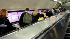 Pessoas subindo em uma escada rolante