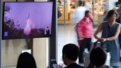 Des habitants de Séoul regardent un reportage sur le lancement d'un missile