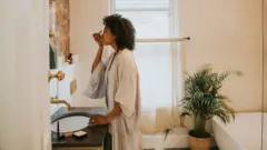 Femme se maquillant.