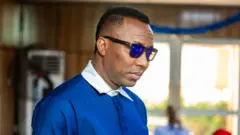 Omoyele Sowore pẹlu igo dudu loju rẹ