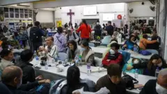 Várias pessoas sentadas em um espaço