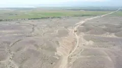 Жаңы жолду тарыхый эстеликтерди жарып өтүп салып жатышат