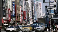 Cidade japonesa nos anos 1980 ou 1990