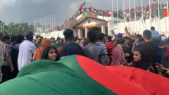 শেখ হাসিনার পদত্যাগের খবরে প্রধানমন্ত্রী কার্যালয়ে উচ্ছ্বসিত আন্দোলনকারীরা