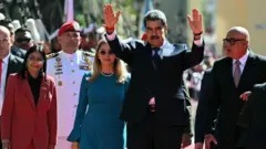Delcy Rodriguez acompaña al presidente Nicolás Maduro en su asunción el 10 de enero de 2025.