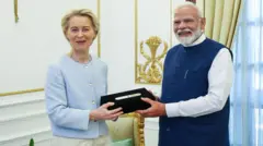 यूरोपीय कमीशन की अध्यक्ष उर्सुला वॉन डेर लेयेन के साथ भारत के प्रधानमंत्री नरेंद्र मोदी 