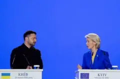 Еврокомиссиянын төрайымы Урсула фон дер Ляйен менен Украинанын президенти Владимир Зеленский 