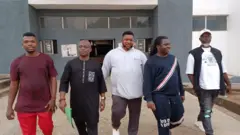 Foto Akwa Ọkụkọ na Onyeze Jesus ka ha si n'ụlọikpe apụta