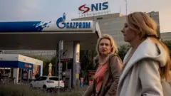 sankcije nis-u, nis, američke sankcije nis, devojke prolaze pored pumpe