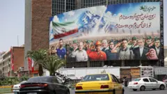 Um outdoor com uma ilustração de iranianos demonstrando apoio ao país em uma rua de Teerã