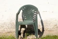 Cadeira monobloco quebrada