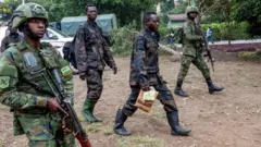 የሩዋንዳ ወታደሮች የተማረኩ የኮንጎ ወታደሮችን አጅበው 