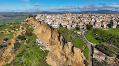 Las impresionantes imágenes del pueblo italiano que quedó al borde de un precipicio tras un enorme deslave