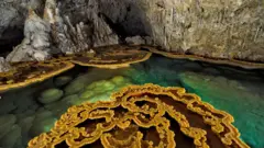 O lago Castrovalva é um dos vários que se encontram dentro da caverna de Lechuguilla.