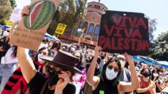 Estudiantes de UCLA reclaman a la universidad que deje de invertir en empresas e individuos que sacan rédito de la guerra de Israel en Gaza se manifiestan en el campus del centro en Los Ángeles el 20 de abril de 2024. 