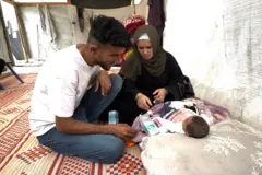 رجل وامرأة وطفلهما الرضيع.