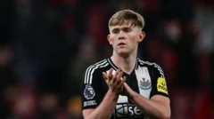 Lewis Hall sanye da jesin Newcastle na tafa hannu