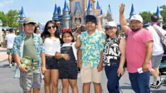 De izquierda a derecha, César Juárez (15 años), Beverly Juárez (21), Valery Juárez (9), Josué Juárez (13), Rosmeri Miranda-López y Esvin Juárez, en Disneyland, Orlando, Florida, Estados Unidos.