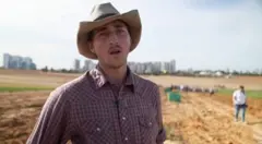 Cowboy dando entrevista