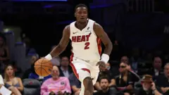 2025年10月17日，邁阿密熱火隊球員羅齊爾（Terry Rozier）在佛羅里達州邁阿密的卡西亞中心，於季前賽對陣曼菲斯灰熊隊的下半場比賽中運球。