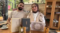 قاسم أبو خلف وزوجته ملاك حجازي زوجان فلسطينيان شابان في القدس ينتجان مجموعة من العطور التي تجسد تراث الشعب الفلسطيني
