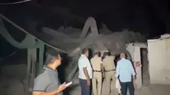 साकेत में गिरी पांच मंजिला इमारत