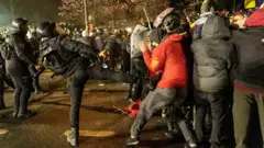 イスタンブールで市長逮捕に抗議する人たちを蹴る機動隊