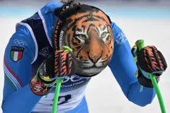La italiana Federica Brignone porta un casco con la cara de un tigre dibujada en una prueba de descenso en esquí en Milán-Cortina 2026