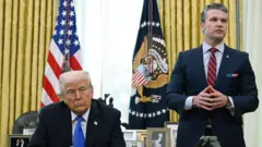Tổng thống Donald Trump lắng nghe Bộ trưởng Quốc phòng Pete Hegseth phát biểu trong một sự kiện của Nhà Trắng vào ngày 21/3/2025