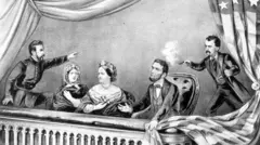 طراحی اصل از لحظه ترور آبراهام لینکلن در تئاتر فورد واشنگتن دی‌سی، فرد شلیک‌کننده از پشت سر لینکلن، جان ویلکس بوت است. دو زن در کنار لینکلن نشسته‌اند و یک نفر دورتر در حال هشدار به تیراندازی است
