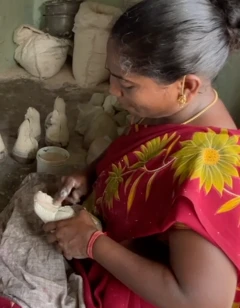 தஞ்சாவூர் தலையாட்டி பொம்மைகளின் விற்பனை சரிவால் நலிவடைந்த நிலையில் கைவினைஞர்கள்