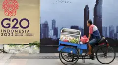 ကမ္ဘာ့နိုင်ငံရေး အခြေအနေတွေက ဒီညီလာခံကို အရိပ်မည်းကြီး ထိုးနေပါတယ်။