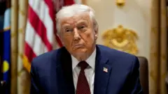 နေဗီပြာအနောက်တိုင်းဝတ်စုံ၊ အနီရောင် လည်စီးဝတ်ဆင်ထားတဲ့ ဒေါ်နယ်ထရမ့်