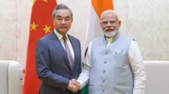 चीन के विदेश मंत्री वांग यी के साथ पीएम मोदी