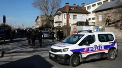 Французские полицейские вместе с пожарными блокируют доступ к грузовой зоне SNCF в Сен-Дени после обнаружения бомбы времен Второй мировой войны