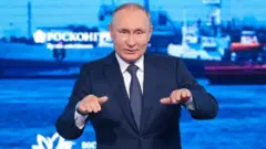 Vladimir Putin yavuze ko amafaranga y'Iburengerazuba arimo gutakaza agaciro mu gihe Uburusiya ntacyo birimo guhomba