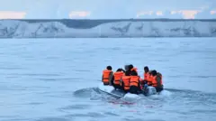 ኣብ ንእሽቶ ጀልባ ዘለዉ ሰባት