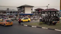 Des soldats de la 21e brigade motorisée d'infanterie patrouillent dans les rues de Buéa, dans le sud-ouest du Cameroun