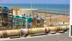 Uma usina de dessalinização em Omã.