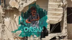 Газада урандыга айланган үйдө отурган аял