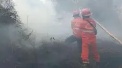 Petugas Manggala Agni melakukan pemadaman karhutla di Kelurahan Pelintung, Kecamatan Medang Kampai, Kota Dumai, Riau, Senin (24/04).